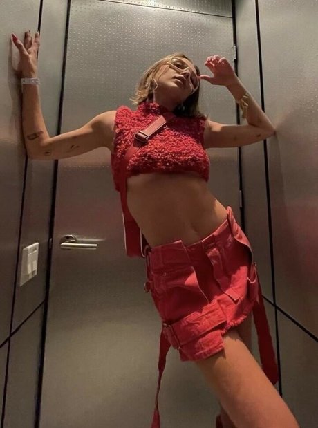 Emma Chamberlain erwachsene top galerie