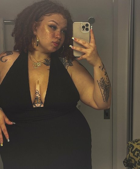 AHintOfRed model xxx bilder