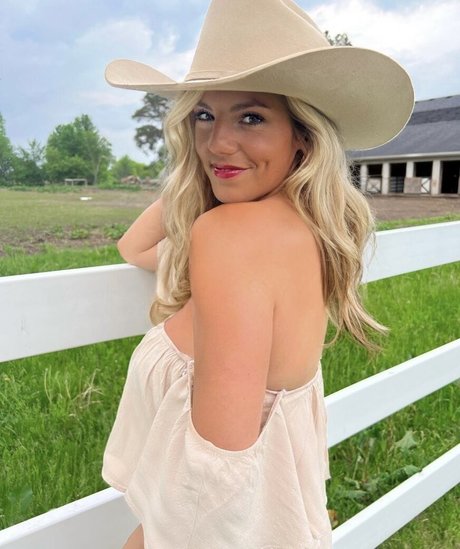 Annie Agar model hd galerie