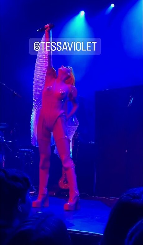 Tessa Violet kunst erotische galerien