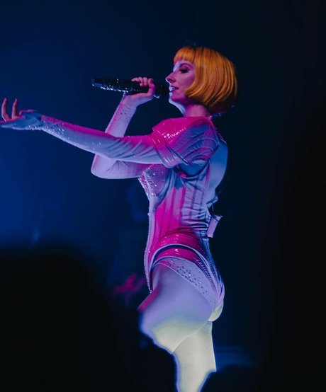 Tessa Violet sexy top foto