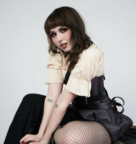 NotSaige model erwachsene archiv