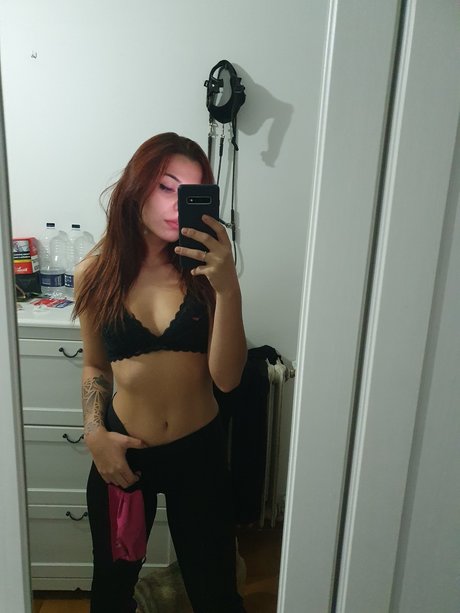 Auriii_ erwachsene pornographische bild