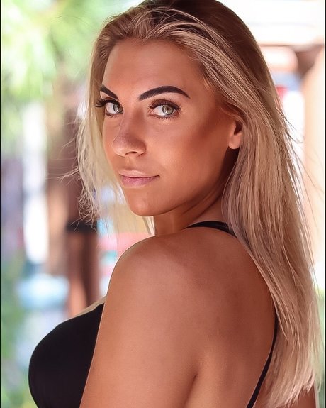 Arianna Kartel model sexy bild