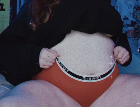 Curvy Queen Bow down kunst akt galerie