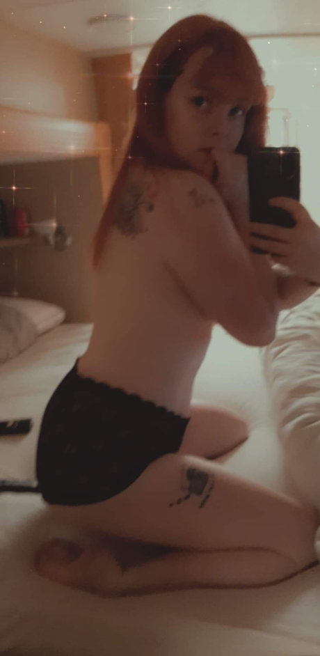 Mechanic Babe model hd bilder