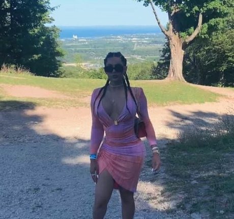 Amelia Maltepe kunst nackte galerien