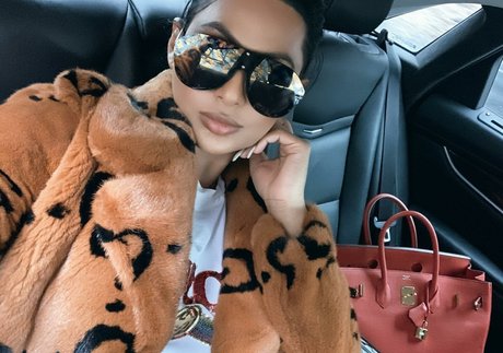 Amelia Maltepe erwachsene sexy bild