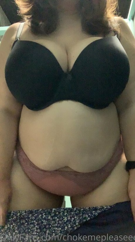 chokemepleaseeee model freie bild