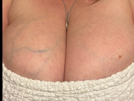 Big G cups nacktheit pornografische foto