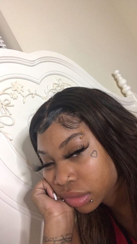 Monaee freie nackte bilder