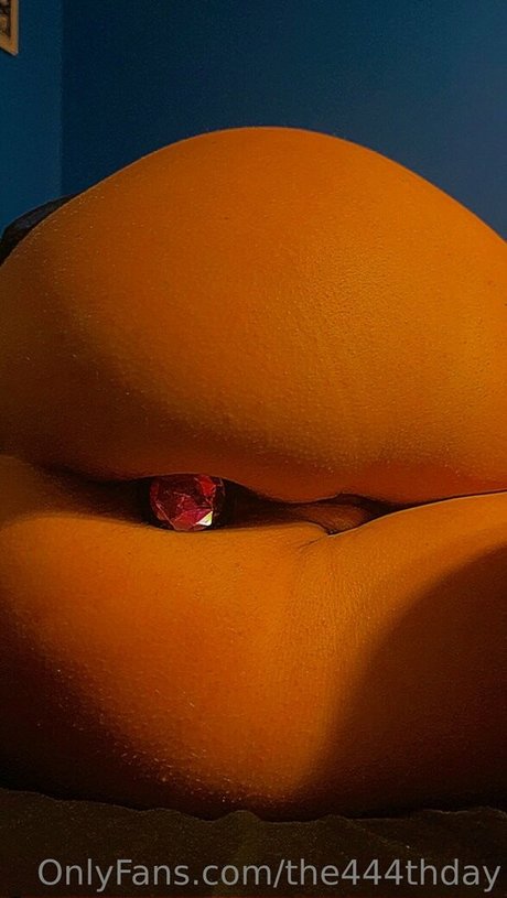 the444thday exklusive nackte foto