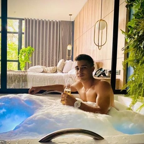 Duvan Vasquez exklusive nackt fotos