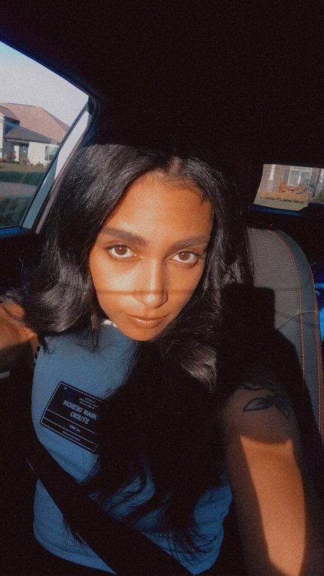 Dyani Bby schauspielerin akt bild