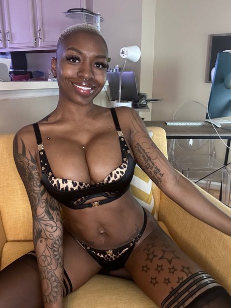 Milo Skye Miss Impossible Pussy model nette foto