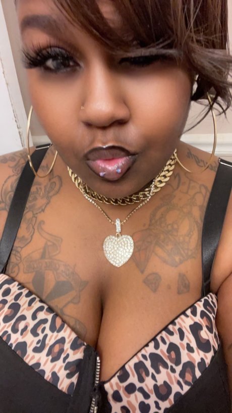 vollbusige milf onlyfans nacktheit schöne foto