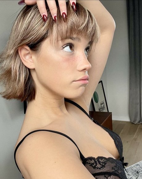 wellbeingwithabigail kunst akt archiv