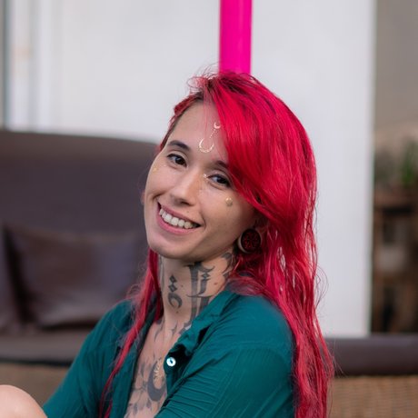 Nora Redmain schöne perfekte foto