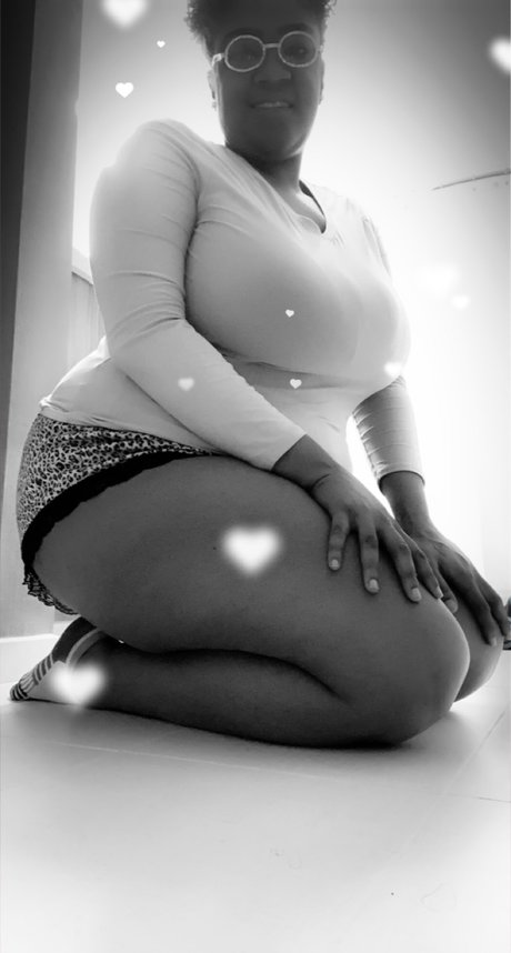 Nyla B top freie bild