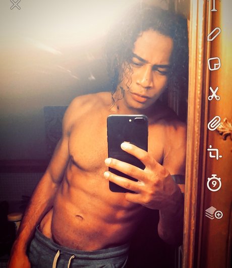 Adonis Alexander erwachsene nackt foto