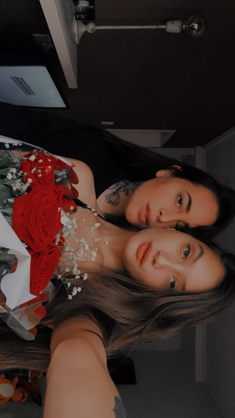 just a couple gals havin fun xxx erotische bild