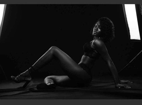 pixie sky model nackten fotos