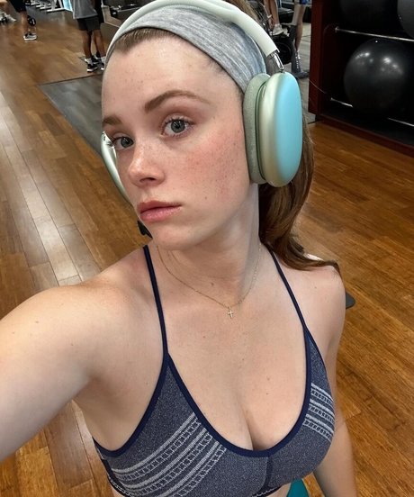 Violet Brinson nackt erwachsene galerie