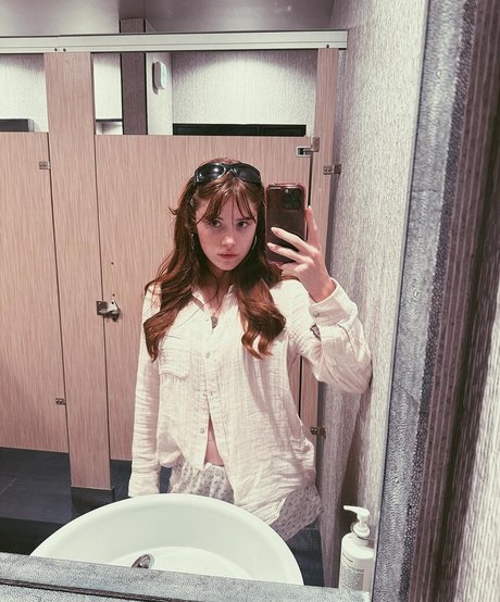 Violet Brinson nackt erwachsene galerie