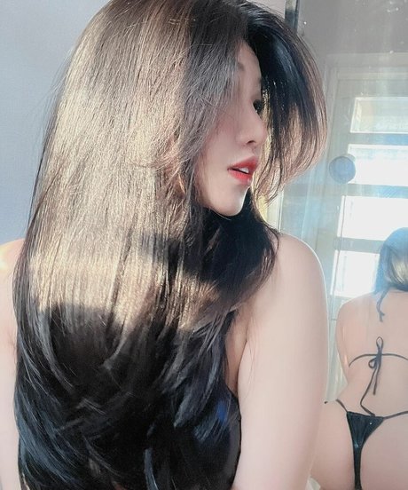 Duyenn Hipp nackt akt galerien