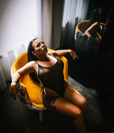 lanaromano heiße erwachsene foto