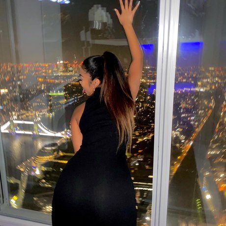 Louaira erwachsene schöne galerien