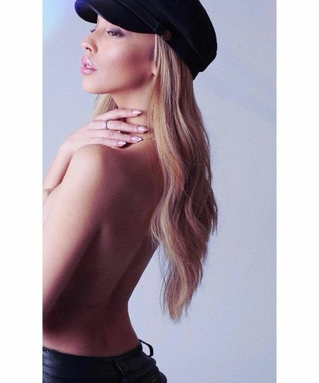 Liyan Adi model nackten fotos