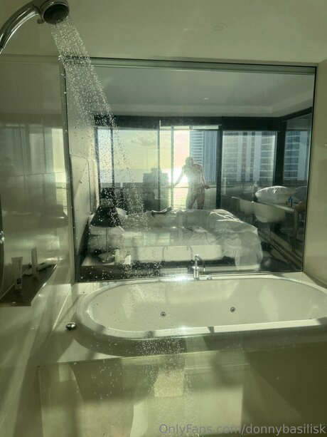 DonnyBasilisk erwachsene nacktheit archiv