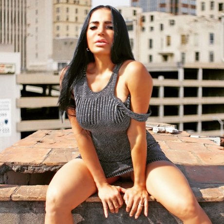 Reina Latina erwachsene nackten foto