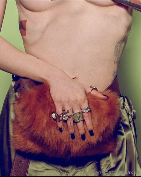 Saga XuX xxx nackte galerie