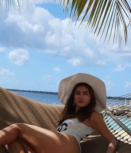 pool-dreier onlyfans perfekte nackten bild