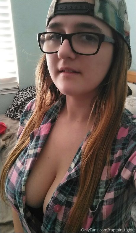 Captain TigBits sexy nackte bild