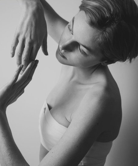 Emma Corrin top sexy bild