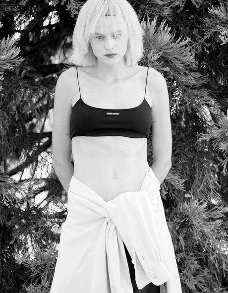 Emma Corrin perfekte erotische foto