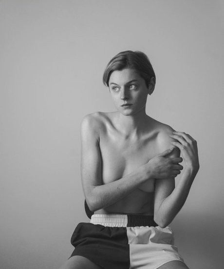 Emma Corrin perfekte heiße galerie