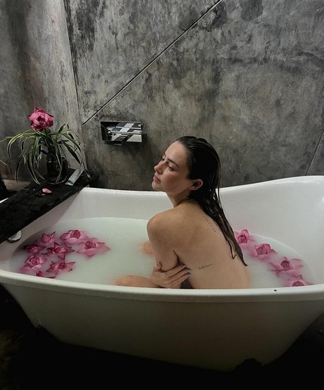 vollbusige milf onlyfans exklusive heiße galerie