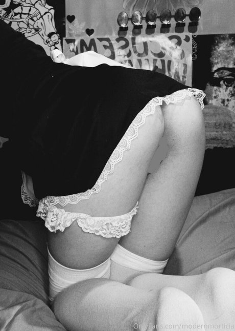 modernmorticia schöne nacktheit foto