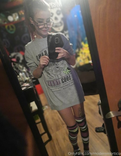 modernmorticia pornostar nette bilder