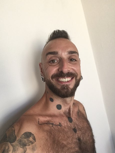 Mi on nacktheit schöne foto