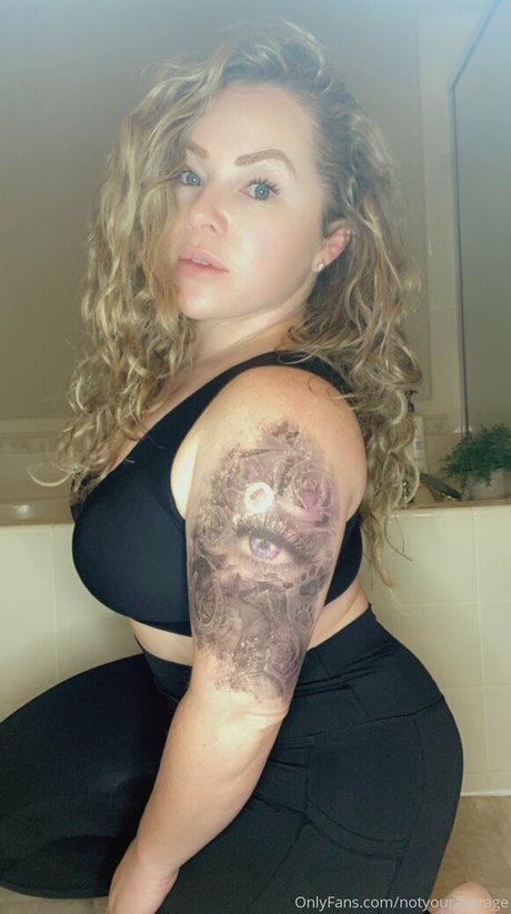 notyouraverage akt pornostar foto