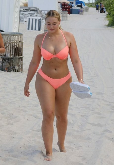 Iskra Lawrence model kunst galerie