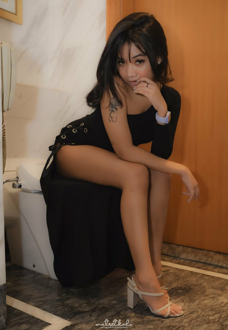 bekleidete onlyfans hübsche erwachsene archiv