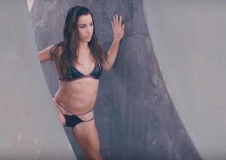 Aly Raisman erotische kunst galerie