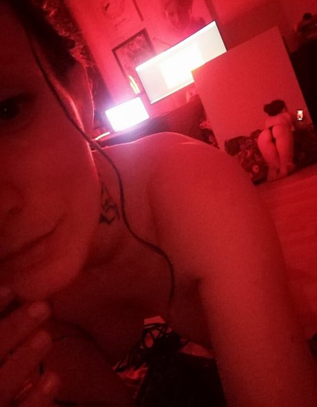 Olya Holmes model nackt bild