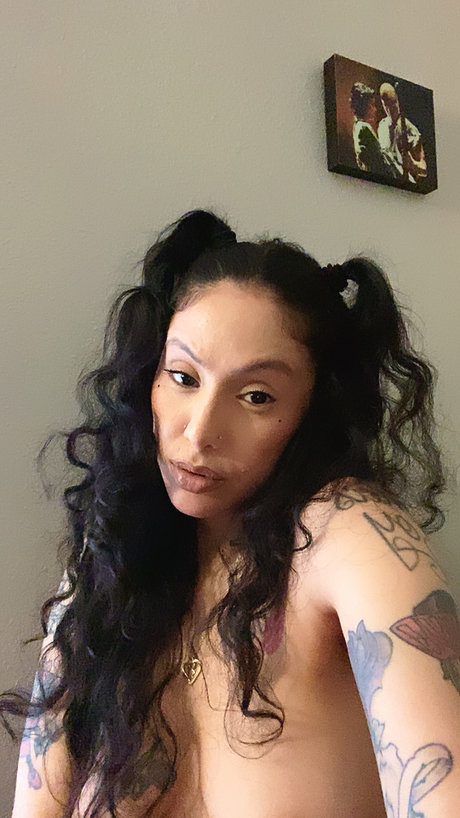 kurvige ebenholz-onlyfans kostenlose nacktheit archiv